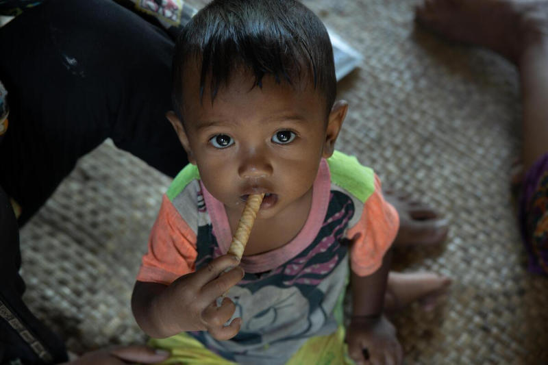 Et barn spiser terapautisk mat laget på fiskebase, Siem Reap, Cambodia. Foto: WFP/Arete/Cesar Lopez