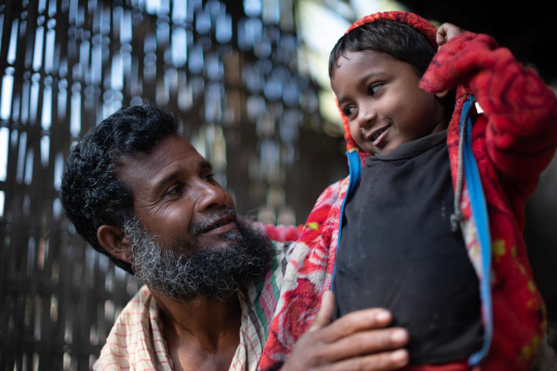 Toslim Uddin og sønnen hans, Bangladesh. Foto: WFP/Mehedi Rahman