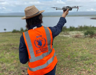 I 2019, etter syklonen Idai i Mosambik, satte WFP inn droner for første gang i en nødrespons for å gjennomføre raske vurderinger etter katastrofe, samt koordinere med nasjonale tjenestemenn og partnere på bakken. Foto: WFP/INGC/Antonio Jose Beleza